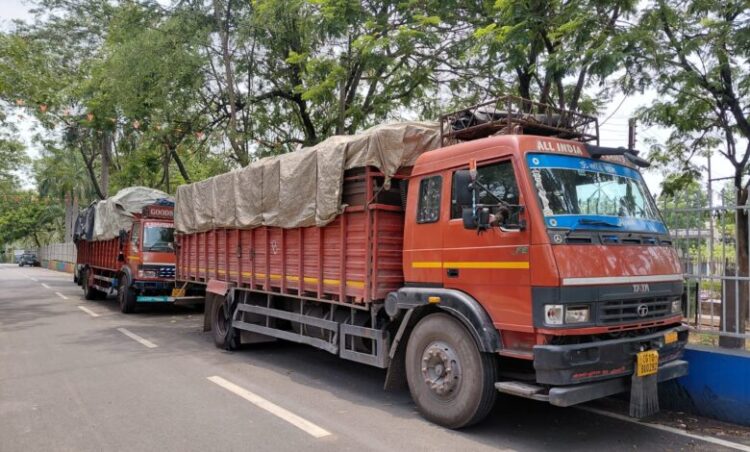 Raigarh News : “ऑपरेशन प्रहार” में चक्रधरनगर पुलिस की अवैध कबाड़ पर बड़ी कार्रवाई, जामगांव में दो माजदा वाहनों से 27 टन स्क्रैप जप्त