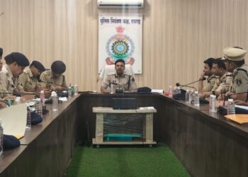 Raigarh News: एसएसपी रायगढ़ ने पुलिस कंट्रोल रूम में राजपत्रित अधिकारियों, थाना-चौकी और शाखा प्रभारियों की समीक्षा बैठक