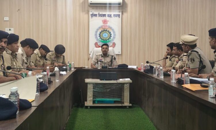 Raigarh News: एसएसपी रायगढ़ ने पुलिस कंट्रोल रूम में राजपत्रित अधिकारियों, थाना-चौकी और शाखा प्रभारियों की समीक्षा बैठक