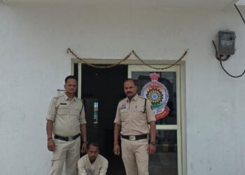 Raigarh News : “ऑपरेशन अंकुश” के तहत जूटमिल पुलिस की कार्रवाई, जेल कॉम्पलेक्स के सामने सट्टा लिखते आरोपित गिरफ्तार