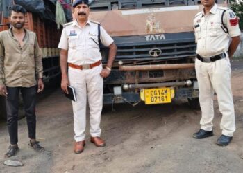 Raigarh News : “ऑपरेशन_प्रहार” के तहत रायगढ़ पुलिस की बड़ी कार्रवाई— 4 माजदा वाहनों से 14 टन 700 किलो लोहा एवं टीना कबाड़ समेत 31 लाख की संपत्ति जब्त