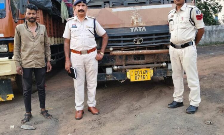 Raigarh News : “ऑपरेशन_प्रहार” के तहत रायगढ़ पुलिस की बड़ी कार्रवाई— 4 माजदा वाहनों से 14 टन 700 किलो लोहा एवं टीना कबाड़ समेत 31 लाख की संपत्ति जब्त