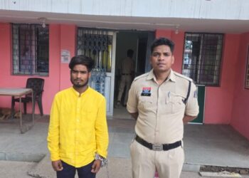 Raigarh News : “ऑपरेशन तलाश” के तहत दुष्कर्म और मारपीट मामले का फरार आरोपी को तमनार पुलिस ने कोर्ट पेश भेजा जेल