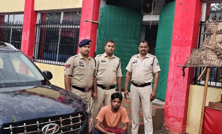 Raigarh News : खरसिया से चोरी हुई वेन्यू कार दिल्ली से बरामद, डुप्लीकेट चाबी बनाकर चोरी करने वाला कार मैकेनिक गिरफ्तार