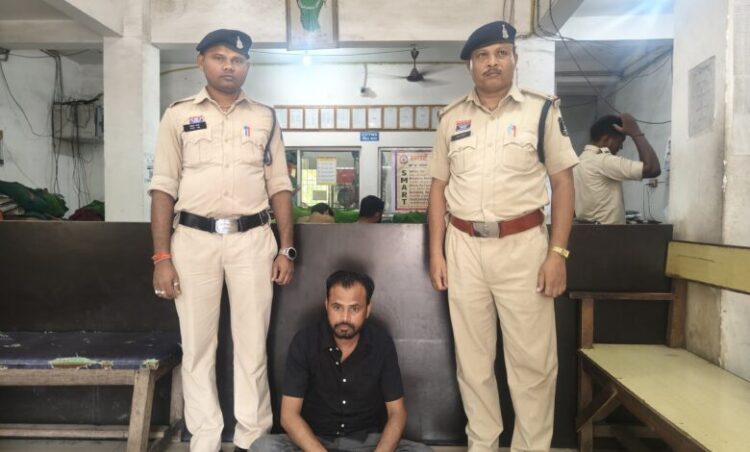 Raigarh News : रायगढ़ पुलिस की लगातार सख्त कार्रवाई से बढ़ा खौफ, फरार ऑनलाइन सट्टा का मुख्य आरोपी पिंटू हलवाई ने किया सरेंडर