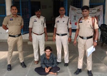 Raigarh News: तलवार लेकर पड़ोसी के घर में घुसा युवक, बोलेरो और बाइक में की तोड़फोड़