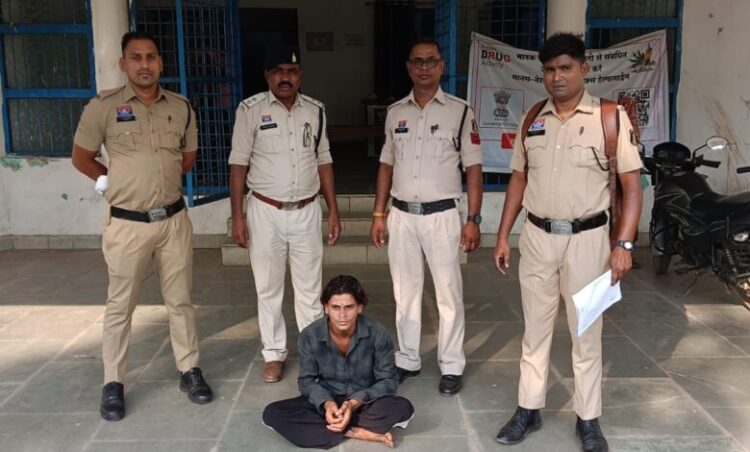 Raigarh News: तलवार लेकर पड़ोसी के घर में घुसा युवक, बोलेरो और बाइक में की तोड़फोड़