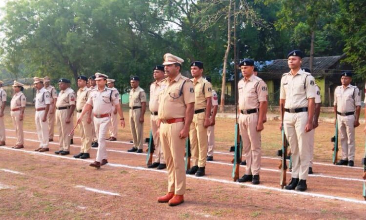 Raigarh News:*रायगढ़ पुलिस लाइन में जनरल परेड के दौरान बलवा ड्रिल का कराया गया अभ्यास*
