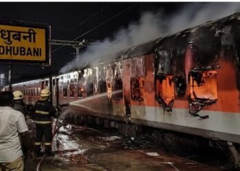 Burning Train: एक्सप्रेस ट्रेन में लगी भीषण आग, कोच जलकर राख! स्टेशन पर मची अफरातफरी