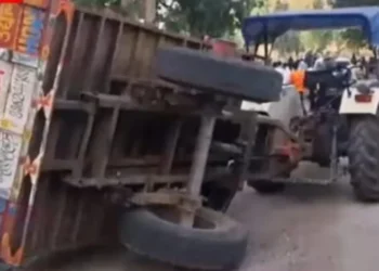 Tractor Trolley Overturn: भीषण सड़क हादसा: तेज रफ्तार ट्रैक्टर ट्रॉली पलटने से छह लोगों की दर्दनाक मौत, 40 घायल