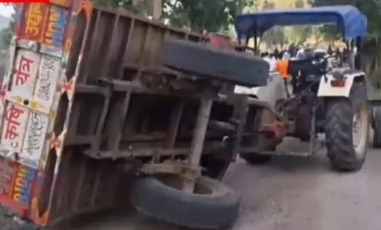 Tractor Trolley Overturn: भीषण सड़क हादसा: तेज रफ्तार ट्रैक्टर ट्रॉली पलटने से छह लोगों की दर्दनाक मौत, 40 घायल