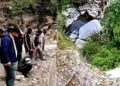 Himachal Pradesh Taxi Accident : भीषण सड़क हादशा; 500 मीटर गहरी खाई में कार गिर ने से 7 पर्यटकों समेत 8 लोगों की दर्दनाक मौत