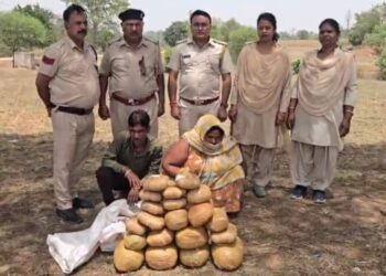 Chhattisgarh news: छत्तीसगढ़ में पति-पत्नी गांजा तस्करी करते हुए गिरफ्तार, 22.6 किलो गांजा जब्त