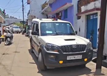 Chhattisgarh news: रायपुर में घर से बम बनाने की सामग्री मिलने से हड़कंप, पुलिस और बम स्क्वॉड ने इलाके को घेरा