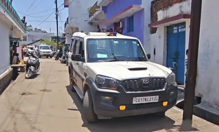 Chhattisgarh news: रायपुर में घर से बम बनाने की सामग्री मिलने से हड़कंप, पुलिस और बम स्क्वॉड ने इलाके को घेरा