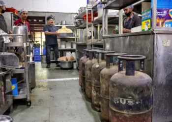 commercial lpg price: आम आदमी को बड़ा झटका, कमर्शियल LPG बढ़ती कीमतों के बीच 15% तक महंगा होगा होटल-रेस्टॉरेंट का खाना
