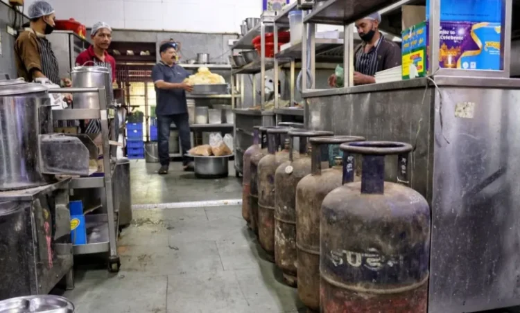commercial lpg price: आम आदमी को बड़ा झटका, कमर्शियल LPG बढ़ती कीमतों के बीच 15% तक महंगा होगा होटल-रेस्टॉरेंट का खाना