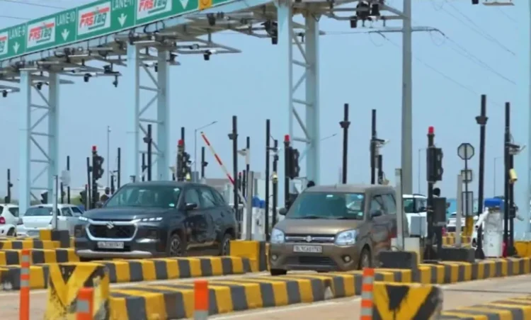 barrier free toll plaza: यहां शुरू हुआ पहला बैरियर-फ्री टोल प्लाजा, अब टोल टैक्स देने के लिए रुकने की नहीं पड़ेगी जरूरत