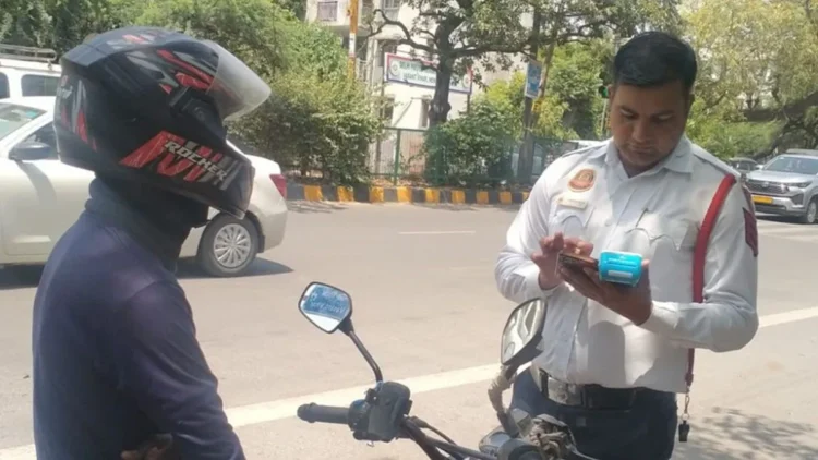 ट्रैफिक नियम तोड़ने पर सस्पेंड होगा ड्राइविंग लाइसेंस, दिल्ली में लागू हुए नए नियम- चेक करें डिटेल्स