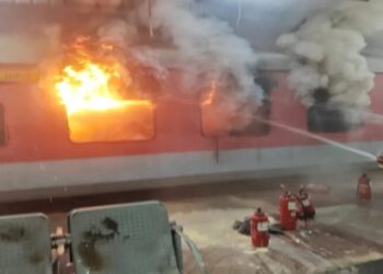 Jaipur-Hyderabad Express Fire: स्पेशल एक्सप्रेस ट्रेन के AC कोच में लगी भीषण आग, दो कोच जल कर खाक, स्टेशन पर मची अफरा-तफरी