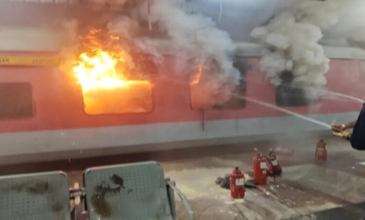 Jaipur-Hyderabad Express Fire: स्पेशल एक्सप्रेस ट्रेन के AC कोच में लगी भीषण आग, दो कोच जल कर खाक, स्टेशन पर मची अफरा-तफरी