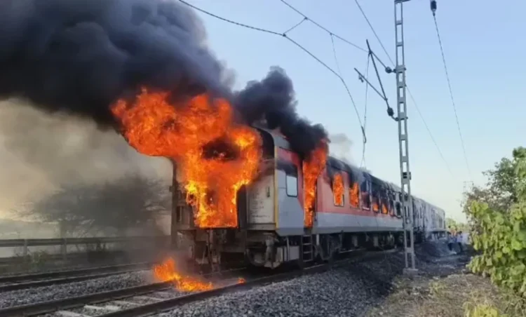 Rajdhani Express Fire: राजधानी एक्सप्रेस के AC कोच में लगी भीषण आग, यात्रियों में मचा हड़कंप