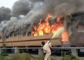 Bihar news: पैसेंजर ट्रेन के बोगी में लगी भीषण आग, स्टेशन में मची अफरातफरी