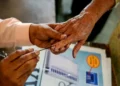 West Bengal Repoll 2026: पश्चिम बंगाल में आज पुनर्मतदान, EVM में गड़बड़ी की शिकायत से 15 पोलिंग बूथों पर हो रही वोटिंग
