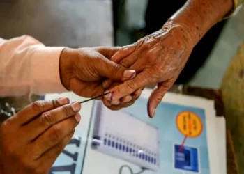 West Bengal Repoll 2026: पश्चिम बंगाल में आज पुनर्मतदान, EVM में गड़बड़ी की शिकायत से 15 पोलिंग बूथों पर हो रही वोटिंग