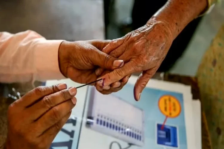 West Bengal Repoll 2026: पश्चिम बंगाल में आज पुनर्मतदान, EVM में गड़बड़ी की शिकायत से 15 पोलिंग बूथों पर हो रही वोटिंग