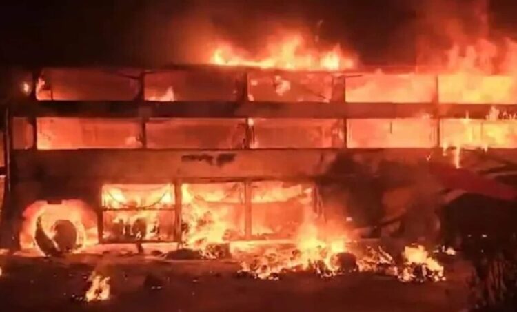 Gujarat Road Accident: भीषण सड़क हादसा: टैंकर से टकराते ही आग का गोला बनी बस, 4 लोग जिंदा जले, 10 झुलसे