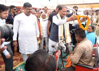 जब मुख्यमंत्री श्री साय ने थामा हाथ, तो दिव्यांग हितग्राही की जिंदगी में लौटी उम्मीद की रौशनी