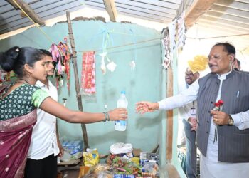 जब मुख्यमंत्री रुके एक छोटी-सी किराना दुकान पर… और सामने थी बदलाव की बड़ी कहानी’