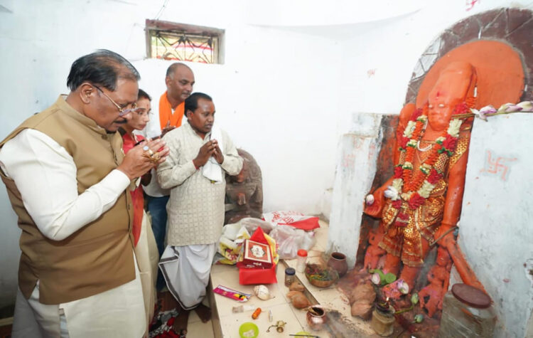मुख्यमंत्री श्री विष्णुदेव साय ने ऐतिहासिक चतुर्भुज विष्णु मंदिर में की पूजा-अर्चना, प्रदेश की सुख-समृद्धि की कामना
