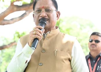 आम की छांव में मुख्यमंत्री की चौपाल : खाट पर बैठे, ग्रामीणों की सुनी बात, मौके पर दिए समाधान