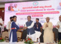 मुख्यमंत्री के हाथों मेधावी छात्रा को मिली 2 लाख रुपये की सहायता