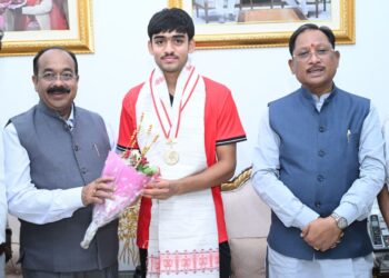 अंडर-18 एशिया कप विजेता हॉकी खिलाड़ी अवि मानिकपुरी ने मुख्यमंत्री श्री विष्णुदेव साय से की सौजन्य भेंट