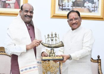 लोकसभा अध्यक्ष श्री ओम बिरला ने मुख्यमंत्री श्री विष्णु देव साय से की सौजन्य भेंट