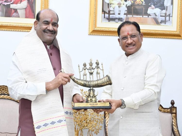 लोकसभा अध्यक्ष श्री ओम बिरला ने मुख्यमंत्री श्री विष्णु देव साय से की सौजन्य भेंट