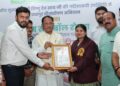 रायपुर, 20 जून 2026  पर्यावरण संरक्षण और जनभागीदारी के क्षेत्र में जशपुर वनमण्डल ने एक ऐतिहासिक उपलब्धि हासिल करते हुए एक ही दिन में 2 लाख से अधिक सीडबॉल के प्रसार एवं रोपण का कार्य संपादित कर गोल्डन बुक ऑफ वर्ल्ड रिकॉर्ड में अपना नाम दर्ज कराया है। इस उल्लेखनीय उपलब्धि के लिए बगिया स्थित मुख्यमंत्री कैम्प कार्यालय में आयोजित कार्यक्रम में गोल्डन बुक ऑफ वर्ल्ड रिकॉर्ड की राज्य प्रमुख श्रीमती सोनल राजेश शर्मा ने मुख्यमंत्री श्री विष्णुदेव साय की उपस्थिति में जशपुर वनमण्डल को आधिकारिक प्रमाण-पत्र प्रदान किया। वनमण्डल की ओर से यह प्रमाण-पत्र वनमण्डलाधिकारी श्री शशि कुमार ने प्राप्त किया।      इस अवसर पर मुख्यमंत्री श्री विष्णुदेव साय ने जशपुर वनमण्डल, वन विभाग तथा अभियान से जुड़े सभी नागरिकों को बधाई देते हुए कहा कि पर्यावरण संरक्षण केवल सरकारी दायित्व नहीं, बल्कि समाज की सामूहिक जिम्मेदारी है। उन्होंने कहा कि जशपुर में संचालित “बीज गोला बनाबो, जशपुर के जंगल ला बढ़ाबो” अभियान जनभागीदारी और प्रकृति संरक्षण का उत्कृष्ट उदाहरण बनकर उभरा है।      मुख्यमंत्री श्री साय ने कहा कि जब शासन, प्रशासन और समाज किसी सकारात्मक उद्देश्य के लिए एकजुट होकर कार्य करते हैं, तब असंभव प्रतीत होने वाले लक्ष्य भी सहजता से प्राप्त किए जा सकते हैं। उन्होंने कहा कि यह उपलब्धि न केवल जशपुर, बल्कि पूरे छत्तीसगढ़ के लिए गर्व का विषय है तथा पर्यावरण संरक्षण के क्षेत्र में अन्य जिलों के लिए भी प्रेरणास्रोत बनेगी।      जशपुर वनमण्डल द्वारा संचालित महत्वाकांक्षी अभियान “बीज गोला बनाबो, जशपुर के जंगल ला बढ़ाबो” के तहत जिले के विभिन्न क्षेत्रों में बड़े पैमाने पर सीडबॉल प्रसार कार्यक्रम आयोजित किया गया। अभियान का उद्देश्य प्राकृतिक वनस्पतियों के संरक्षण, जैव विविधता के संवर्धन और हरित आवरण में वृद्धि के माध्यम से पर्यावरणीय संतुलन को सुदृढ़ करना है।      अभियान की सबसे बड़ी विशेषता इसमें देखने को मिली व्यापक जनसहभागिता रही। स्थानीय ग्रामीणों, जनप्रतिनिधियों, विद्यार्थियों, महिला स्व-सहायता समूहों, सामाजिक संगठनों, वन विभाग के अधिकारियों-कर्मचारियों तथा आम नागरिकों ने उत्साहपूर्वक भागीदारी निभाई। हजारों लोगों के सहयोग से यह अभियान एक जनआंदोलन के रूप में विकसित हुआ और एक ही दिन में 2 लाख से अधिक सीडबॉल के प्रसार का नया कीर्तिमान स्थापित किया गया।      इस उपलब्धि ने जशपुर जिले को राष्ट्रीय एवं अंतरराष्ट्रीय स्तर पर नई पहचान दिलाई है। साथ ही यह सिद्ध किया है कि सामुदायिक सहभागिता के माध्यम से पर्यावरण संरक्षण के क्षेत्र में बड़े और सकारात्मक परिणाम प्राप्त किए जा सकते हैं।      इस अवसर पर जिला पंचायत अध्यक्ष श्री सालिक साय, कलेक्टर श्री रोहित व्यास, वरिष्ठ पुलिस अधीक्षक डॉ. लाल उमेद सिंह सहित वन विभाग के अधिकारी-कर्मचारी, विभिन्न सामाजिक संगठनों के प्रतिनिधि तथा बड़ी संख्या में नागरिक उपस्थित थे।