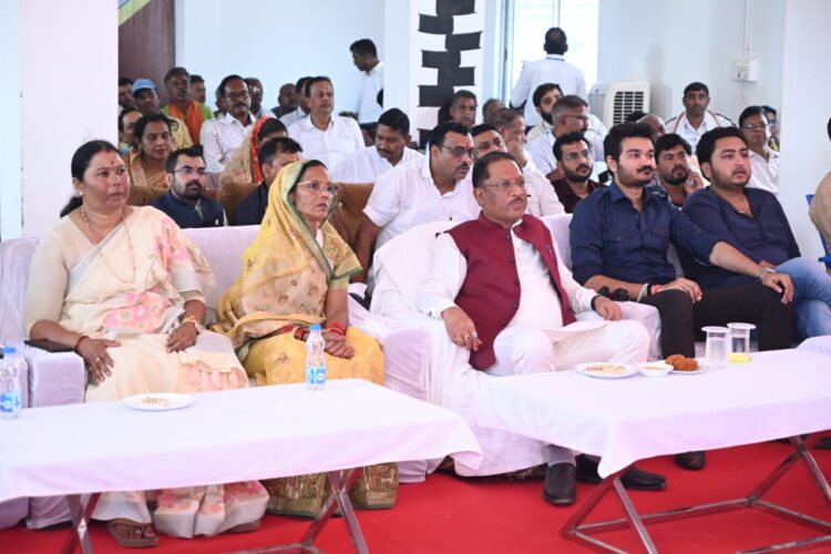 मुख्यमंत्री श्री विष्णुदेव साय कुनकुरी से वर्चुअल कार्यक्रम में हुए शामिल