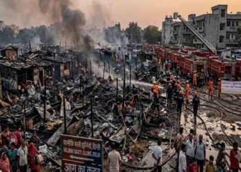 Delhi news: झुगी बस्ती में लगी भीषण आग, 30 झोपड़ियां जलकर राख; 24 दमकल गाड़ियां मौके पर मौजूद