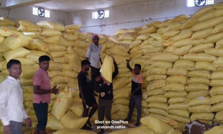 Raigarh News : किसानों के लिए खाद-बीज की भरपूर उपलब्धता, 24 हजार मीट्रिक टन उर्वरक का सुरक्षित भंडारण
