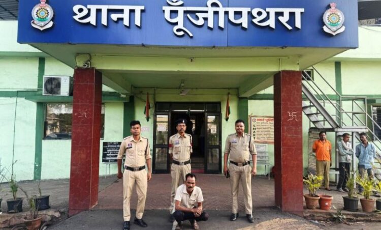 Raigarh News : धारदार कत्तानुमा हथियार लहराने वाला आरोपी गिरफ्तार, सूचना पर पूंजीपथरा पुलिस ने की त्वरित कार्रवाई