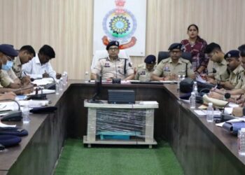 Raigarh News : एसएसपी शशि मोहन सिंह ने ली मासिक क्राइम समीक्षा बैठक, अपराध नियंत्रण एवं लंबित प्रकरणों के निराकरण पर दिया जोर
