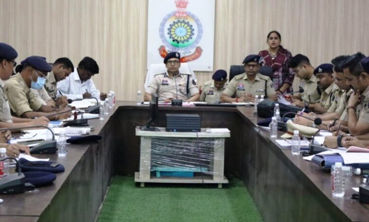 Raigarh News : एसएसपी शशि मोहन सिंह ने ली मासिक क्राइम समीक्षा बैठक, अपराध नियंत्रण एवं लंबित प्रकरणों के निराकरण पर दिया जोर