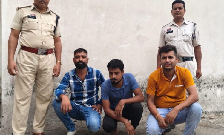 Raigarh News : उधारी रकम की जबरन वसूली के लिए घर में घुसकर मारपीट करने वाले गुण्डा बदमाश कपिल सोलंकी, मनीष परियानी और गिरीश माखिजा गिरफ्तार