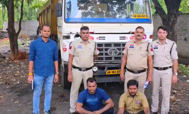 Raigarh News : रायगढ़ पुलिस के “ऑपरेशन प्रहार” के तहत अवैध कबाड़ परिवहन पर बड़ी कार्रवाई