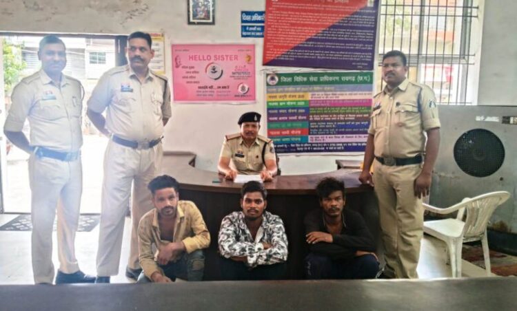 Raigarh News : बड़पारा शराब भट्टी के पास मोबाइल और नकदी लूटने वाले तीन बदमाश गिरफ्तार