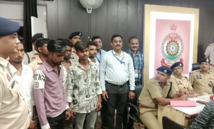 Bilaspur news: बिलासपुर में अंतर्राज्यीय चैन स्नैचिंग गिरोह का भंडाफोड़, 6 आरोपी गिरफ्तार